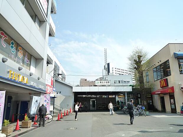 JR横須賀線・湘南新宿ライン「保土ヶ谷」駅 800m 横浜駅の隣駅。駅前には深夜まで営業しているスーパーもあり、帰りが遅くなったときにも安心ですね。