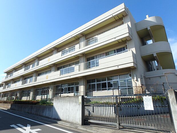 横浜市立富士見台小学校 750m 徒歩10分。小学校が近いのは子育てファミリーにもおすすめのポイント。