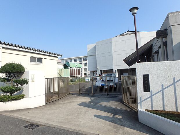 横浜市立岩井原中学校 700m 徒歩9分。部活などで帰りが遅くなっても安心の距離です。