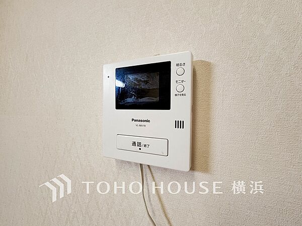 誰が来てもわかる様にモニター付きインターホンを設置。快適と安らぎを合わせた優しい設計。