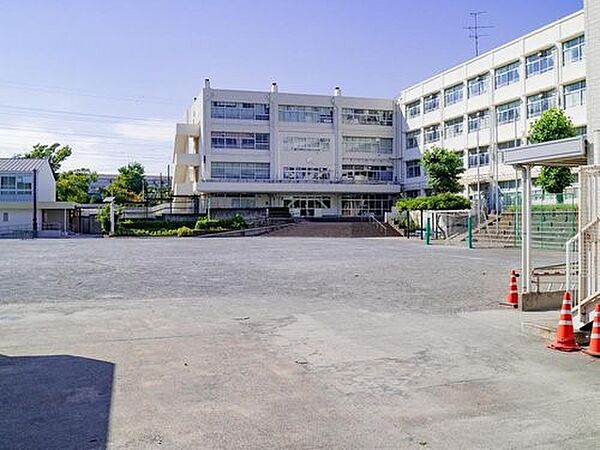 横浜市立新橋小学校　950m　徒歩12分。小学校が近いのは子育てファミリーにもおすすめのポイント。