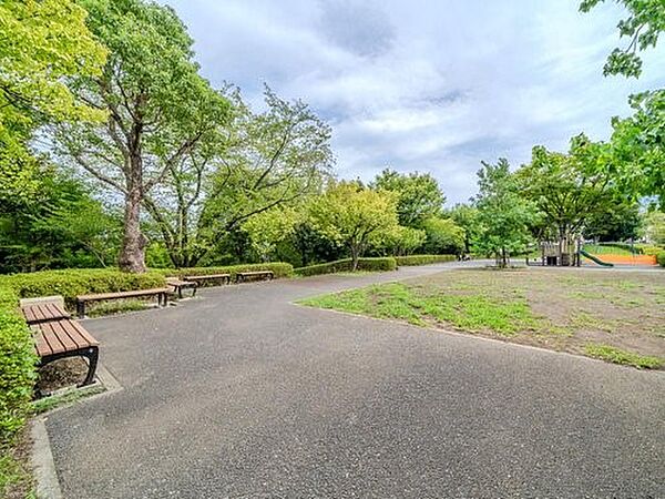 西が岡公園　350m　野球やサッカーができる広いグラウンド、豊かな緑の中で子ども用遊具で遊べる広場もあります。