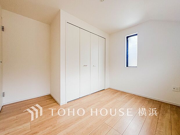 一日の疲れをいやしてくれる寝室。時を忘れて過ごす場所として過ごせるお部屋。