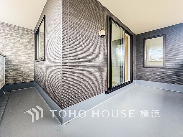 心地よい陽射しや暖かな風を楽しむことが出来るバルコニー。