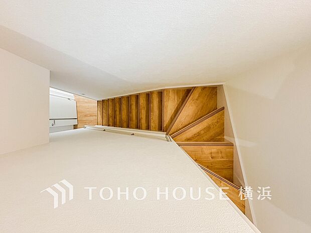 各フロアを結ぶ階段。集いの空間と一人の時間を楽しむプライベートルームをバランスよく繋いでいます。