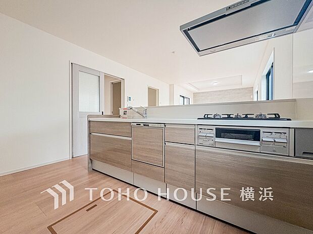 機能的で使い勝手のよさそうなキッチン。明るく清潔感があります。