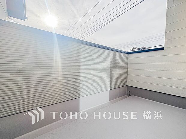 太陽の恵みをたっぷりと受けて、洗濯物も気持ちよく干せそうです。