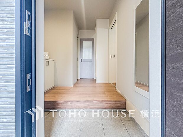 上質感漂う玄関と廊下。居住者の帰り、訪れる方を優しく迎えてくれます。