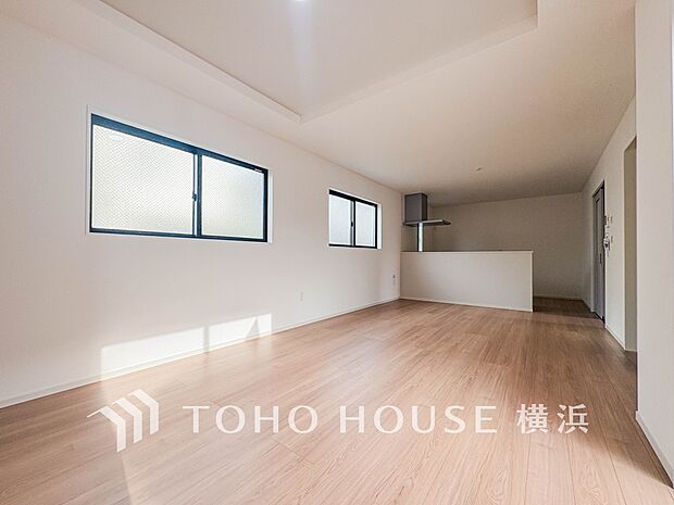 溢れる光をたっぷり取り込んだリビングダイニング。