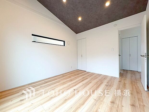 一日の疲れをいやしてくれる寝室。時を忘れて過ごす場所として過ごせるお部屋。