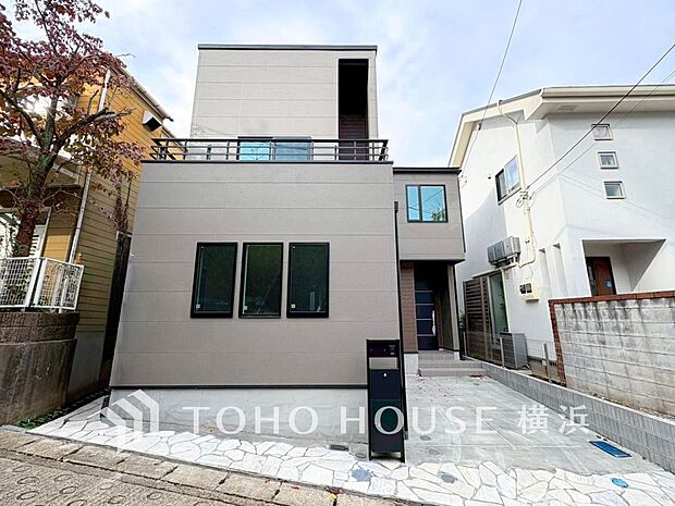 爽やかな青空の下に贅沢なほどに降り注ぐ陽光、豊かな居住性と、クオリティが見事に調和した住空間。