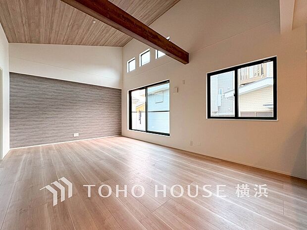 明るく開放的な空間が広がるLDK。室内には豊かな陽光が注ぎ込み、爽やかな住空間を演出。