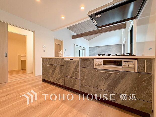 機能性とデザイン性を兼ね備えたシステムキッチン。リビングとの一体感も考慮され、美しい空間が実現。