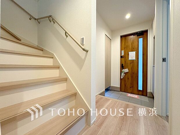 各フロアを結ぶ階段。集いの空間と一人の時間を楽しむプライベートルームをバランスよく繋いでいます。