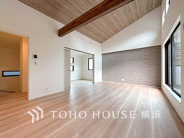 光と風があふれる開放的なリビングダイニングには自然と家族みんなが集まってきます。