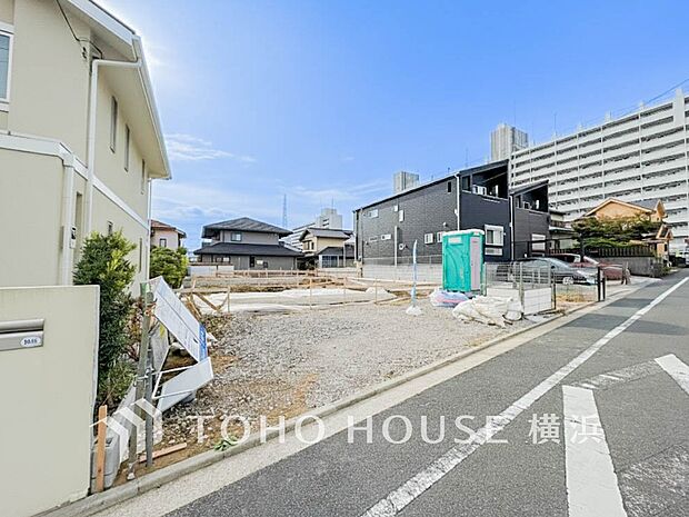 暖かな陽光と爽やかな風がハーモニーを奏でる上質な空間を愉しむ暮らし。（2025年11月撮影）