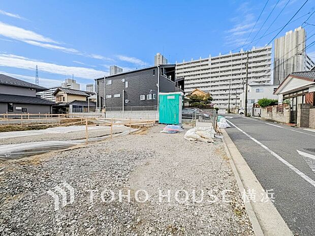 忙しく過ぎゆく日常を置き去るほど、ゆったりした時間が流れる住環境。(2025年11月撮影)