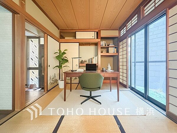 足を伸ばしてゆっくりとくつろげる、癒しの空間。モダンな和室で癒しタイムを。（家具はAI加工）