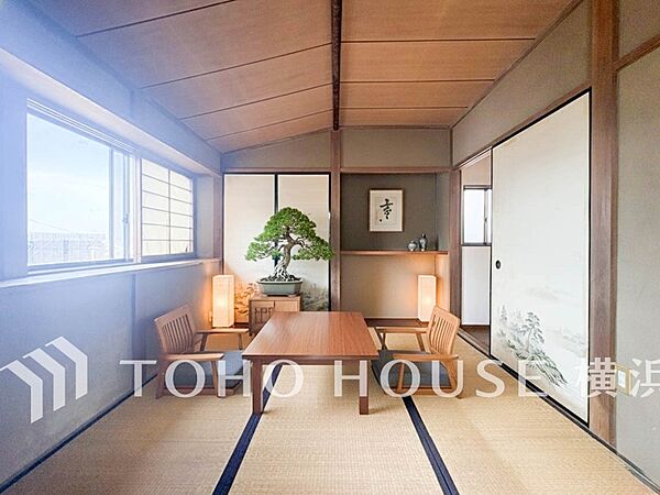 畳の香りに癒され、和の空間を感じることのできる落ち着きある一部屋です。（家具はAI加工）