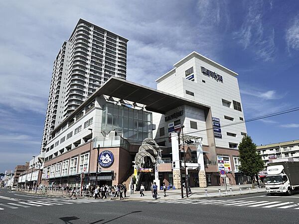 らびすた新杉田　950m　JR「新杉田」駅直結。30以上の専門店やモールを擁すショッピングモール。