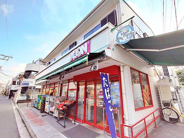 まいばすけっと杉田駅南店　300m　イオン系列の小型スーパー。食品、雑貨等、生活に必要なものをコンパクトに手に入れることができます。