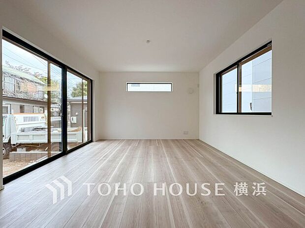 明るく開放的な空間が広がるLDK。室内には豊かな陽光が注ぎ込み、爽やかな住空間を演出。