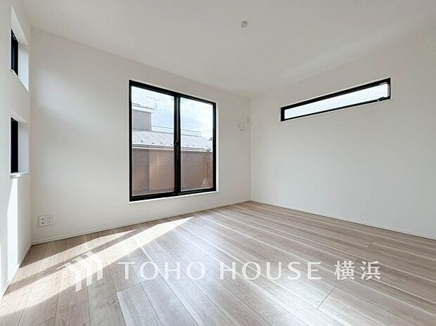 通風・採光にも優れ、心地よい光と風があふれています。プライベートな自分時間を快適に過ごせるお部屋。