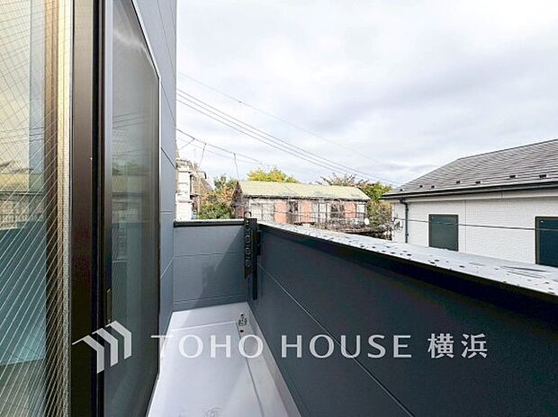 心地よい陽射しや暖かな風を楽しむことが出来るバルコニー。