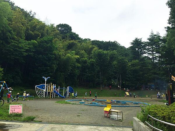 港南台中央公園　1100m　広い遊具広場や芝生広場、自然山林、散策コースもあり、緑の多い公園。