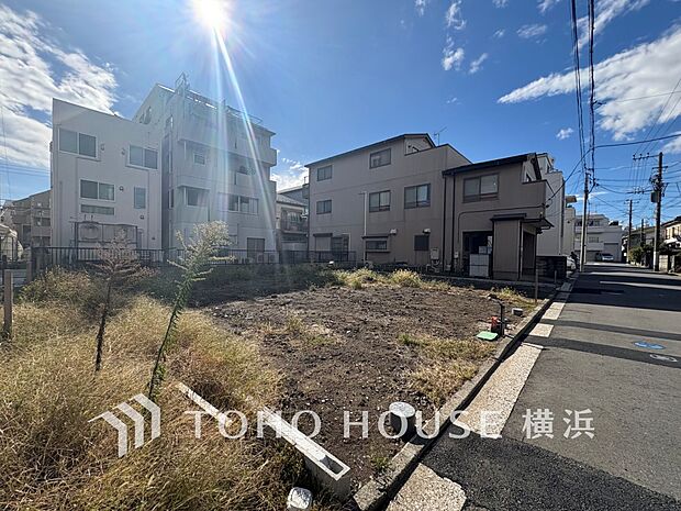 生活利便に優れた住環境に立地し、ゆとりある生活が送れます。（2025年11月撮影）