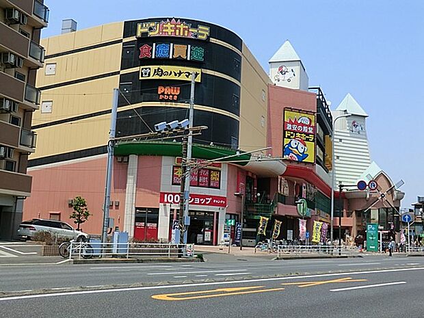 パウかわさき 350m 24時間営業。「肉のハナマサ」や「ドン・キホーテ」など、生活に役立つ店舗が揃っています。