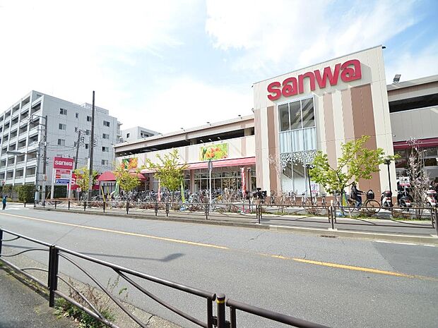 sanwa川崎遠藤店 600m 広めの店内はお買物もしやすいです。品揃えも充実しているのでまとめ買いにもおすすめのスーパーです。