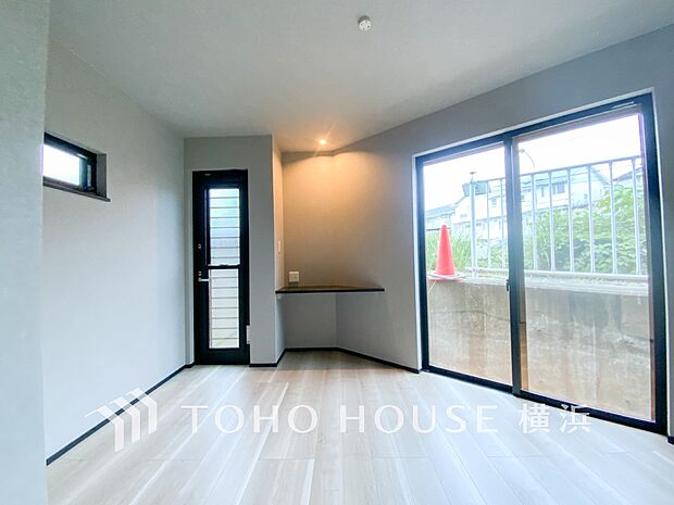 一日の疲れをいやしてくれる寝室。時を忘れて過ごす場所として過ごせるお部屋。