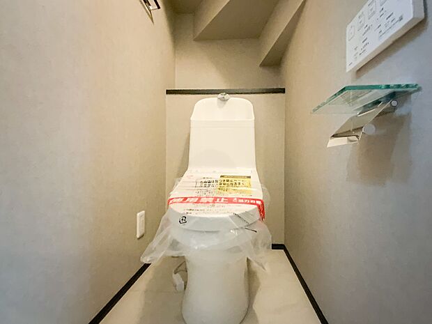 換気と明るさに配慮した、清潔感溢れるトイレ。落ち着いた空間で安らぎのひとときをお過ごしいただけます。