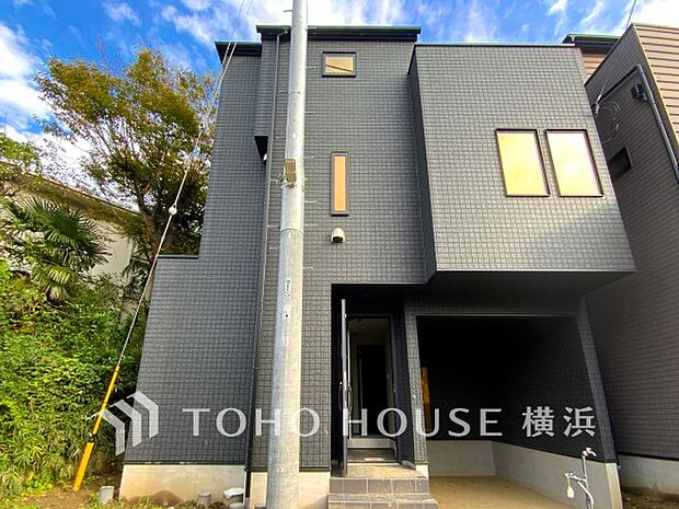 爽やかな青空の下に贅沢なほどに降り注ぐ陽光、豊かな居住性と、クオリティが見事に調和した住空間。