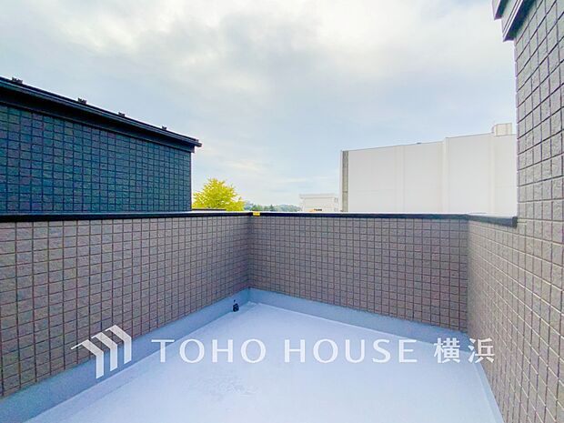 光と風があふれる開放的なリビングダイニングには自然と家族みんなが集まってきます。 B号棟)