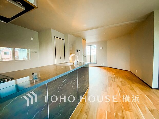 機能性とデザイン性を兼ね備えたシステムキッチン。リビングとの一体感も考慮され、美しい空間が実現。