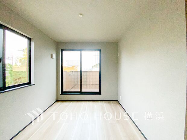 一日の疲れをいやしてくれる寝室。時を忘れて過ごす場所として過ごせるお部屋。