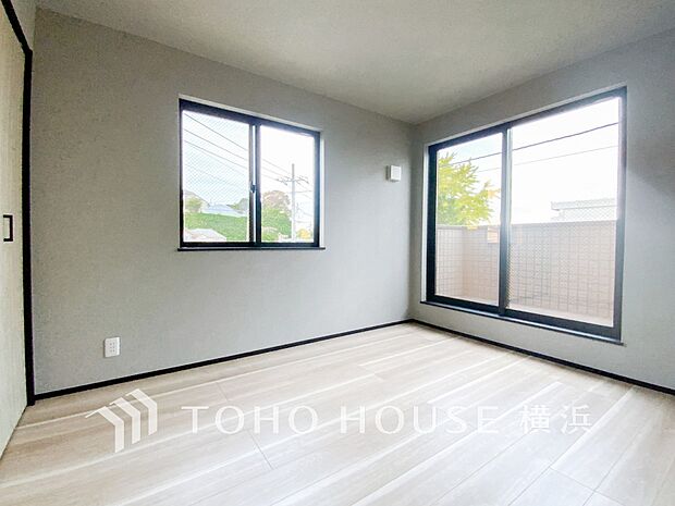 心地よい光と風があふれています。プライベートな自分時間を快適に過ごせるお部屋。