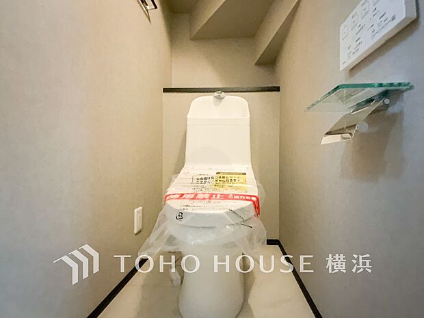 換気と明るさに配慮した、清潔感溢れるトイレ。落ち着いた空間で安らぎのひとときをお過ごしいただけます。