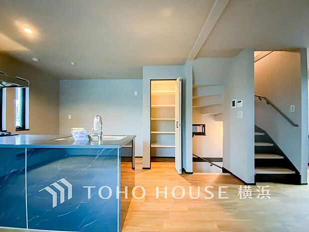 話に夢中になりすぎて、ついつい時を忘れてしまう。そんな束の間の幸せを感じさせてくれる場所。