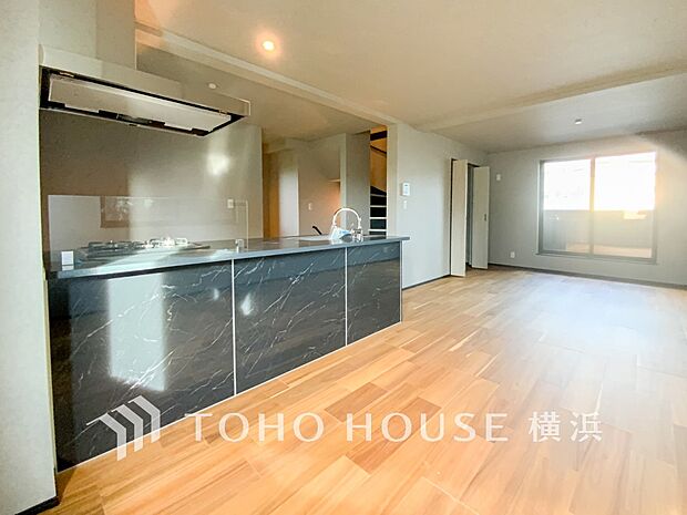 家族と過ごす時間を大切にしたい方にぴったりの明るくゆとりある住空間です。