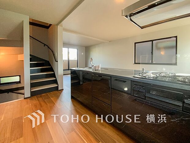 機能性とデザイン性を兼ね備えたシステムキッチン。リビングとの一体感も考慮され、美しい空間が実現。