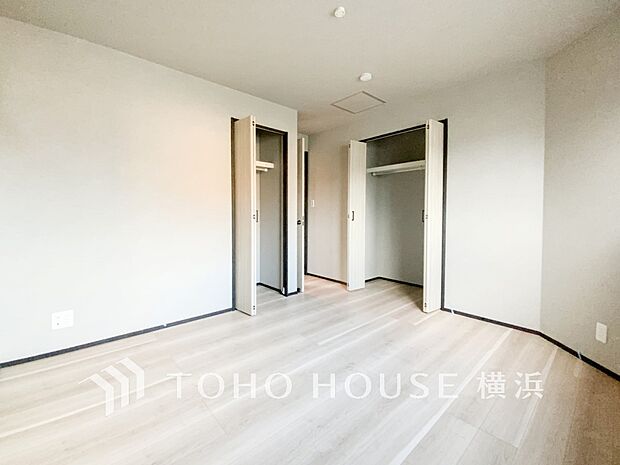 一日の疲れをいやしてくれる寝室。時を忘れて過ごす場所として過ごせるお部屋。