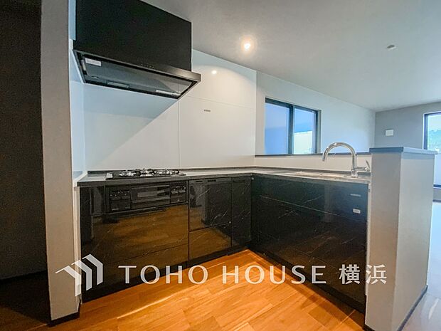 機能性とデザイン性を兼ね備えたシステムキッチン。リビングとの一体感も考慮され、美しい空間が実現。