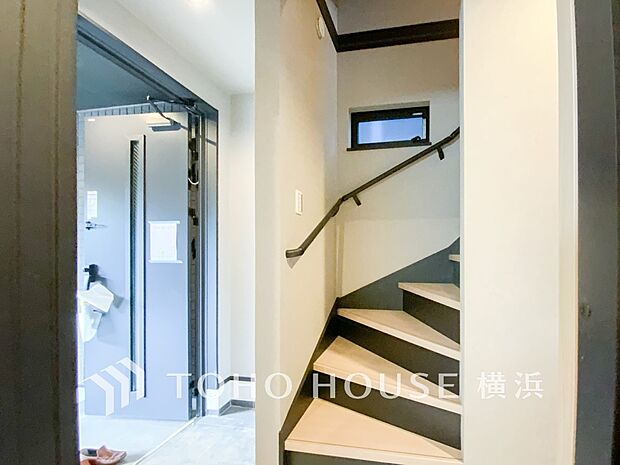 各フロアを結ぶ階段。集いの空間と一人の時間を楽しむプライベートルームをバランスよく繋いでいます。