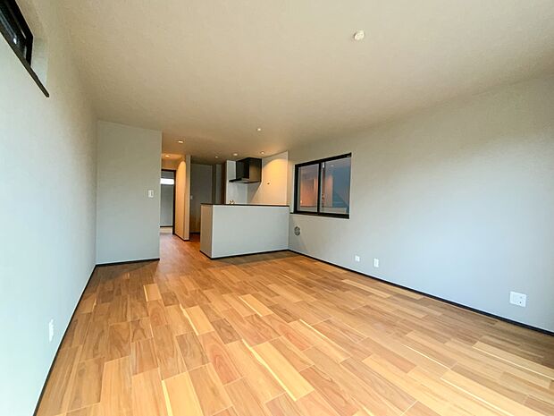 光と風があふれる開放的なリビングダイニングには自然と家族みんなが集まってきます。