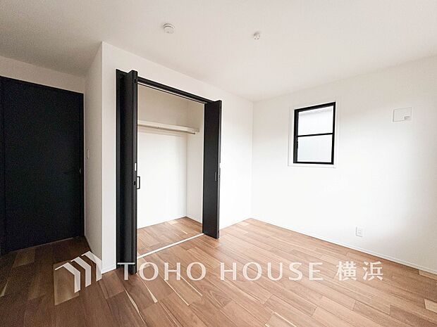 一日の疲れをいやしてくれる寝室。時を忘れて過ごす場所として過ごせるお部屋。