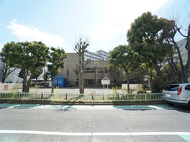 日進町中央公園 650m 閑静な住宅街の中にある公園。グランド部分と、遊具やベンチのある緑の多い部分に分かれています。