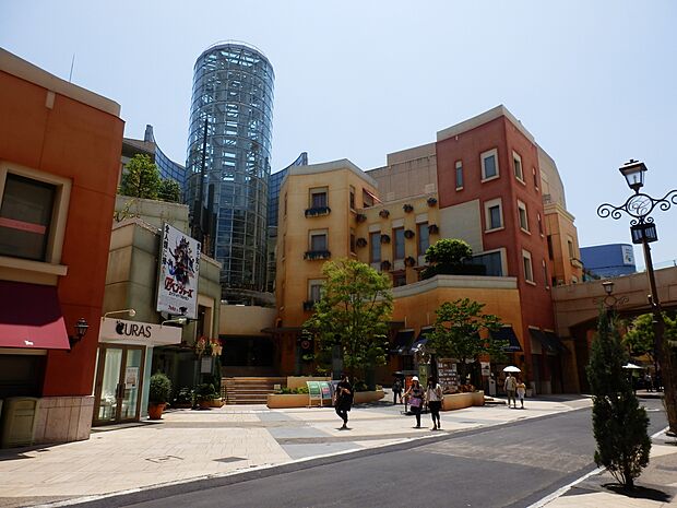 LA CITTADELLA(ラ チッタデッラ 1300m イタリアのヒルタウンをモチーフに作られた、映画館やレストランなども入るショッピングモール。